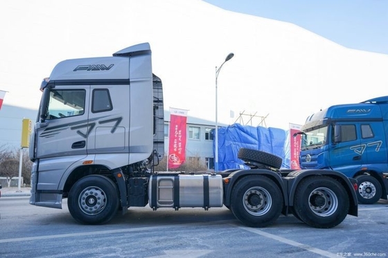 FAW Jiefang J7 重型トラック 560HP 6X4 マルチメディアシステム付き大型牽引トラックヘッド