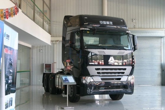 使用済みHOWO A7 6x4 トラクタートラック 400-500Lの燃料タンク容量とSINOTRUCKエンジン