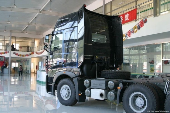 使用済みHOWO A7 6x4 トラクタートラック 400-500Lの燃料タンク容量とSINOTRUCKエンジン