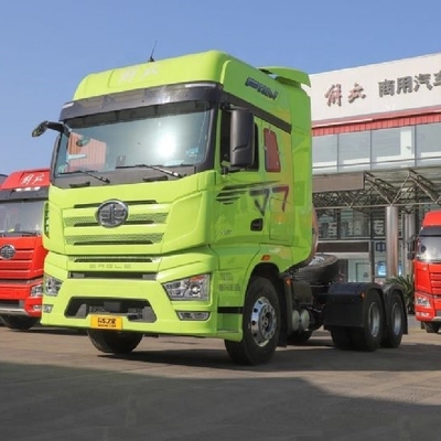 FAW Jiefang J7 重型トラック 6X4 LNG トラクショントラック 530hp エンジンとクルーズコントロール ACC