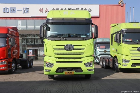 FAW Jiefang J7 重型トラック 6X4 LNG トラクショントラック 530hp エンジンとクルーズコントロール ACC