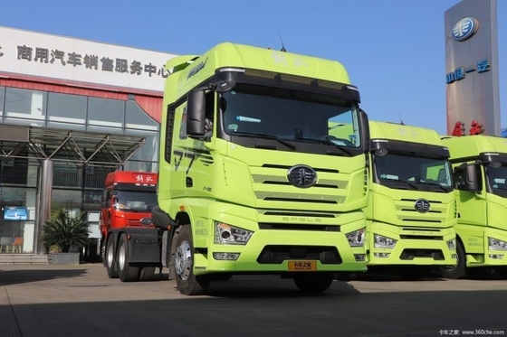 FAW Jiefang J7 重型トラック 6X4 LNG トラクショントラック 530hp エンジンとクルーズコントロール ACC