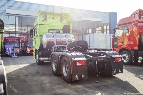 FAW Jiefang J7 重型トラック 6X4 LNG トラクショントラック 530hp エンジンとクルーズコントロール ACC
