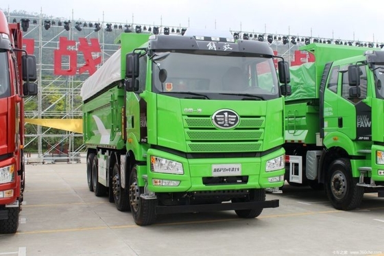 FAW Jiefang J6P重型トラック 420HP 8X4 6.5m 燃料タンク容量300-400Lのダンプトラック